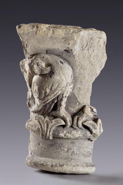 Fragment d'un chapiteau de la cathédrale Notre-Dame de Senlis