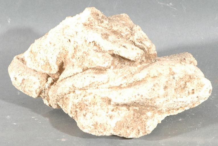 Ex-voto du temple de la forêt d'Halatte, fragment de main tenant un drapé_0