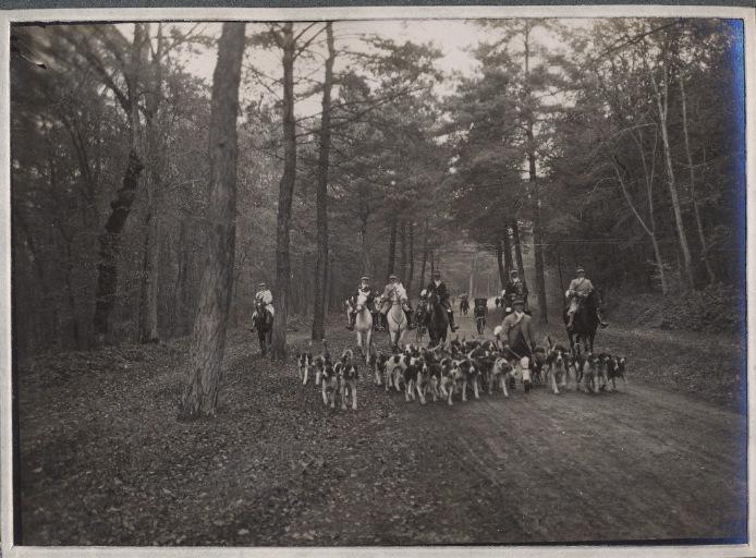 Photographie d'un album en maroquin vert comprenant 24 photographies : Equipage Par Monts et Vallons, piqueux à cheval, valet de chiens et meute en forêt à Fleurines, Georges Royer, 1920 avant