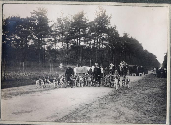 Photographie d'un album en maroquin vert comprenant 24 photographies : Equipage Par Monts et Vallons, piqueux, valet de chiens et meute, Georges Royer, 1920 avant