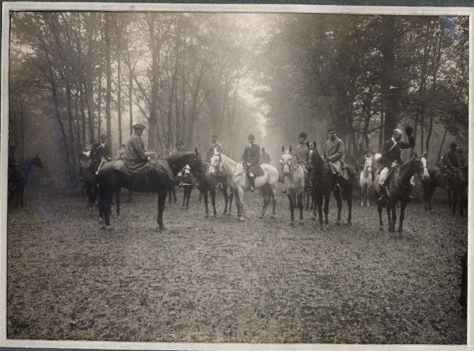 Photographie d'un album en maroquin vert comprenant 24 photographies : Equipage Par Monts et Vallons, veneurs en forêt, Georges Royer, 1920 avant