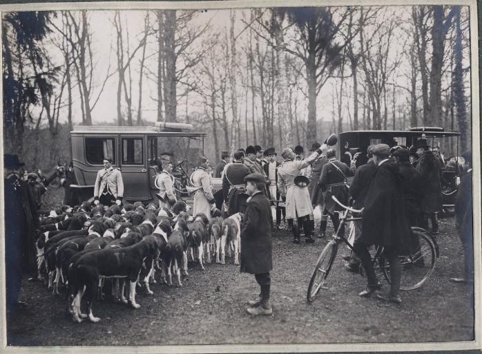 Photographie d'un album en maroquin vert comprenant 24 photographies : Equipage Par Monts et Vallons, le rendez-vous, Georges Royer, 1920 avant
