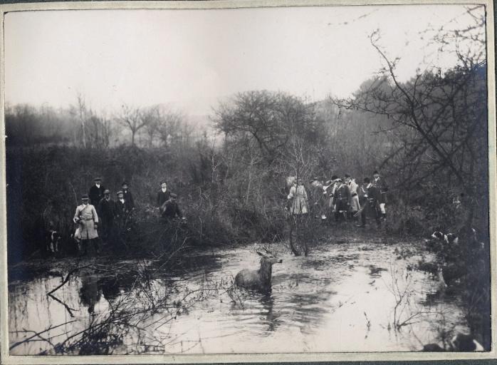 Photographie d'un album en maroquin vert comprenant 24 photographies : Equipage Par Monts et Vallons, bat l'eau, Georges Royer, 1920 avant