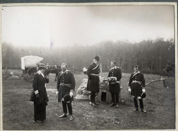 Photographie d'un album en maroquin vert comprenant 24 photographies : Equipage Par Monts et Vallons, Georges Royer, 1920 avant