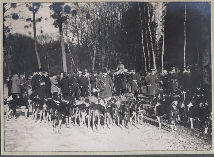 Photographie d'un album en maroquin vert comprenant 24 photographies : Equipage Par Monts et Vallons, meute et suiveurs écoutant les sonneurs, Georges Royer, 1920 avant