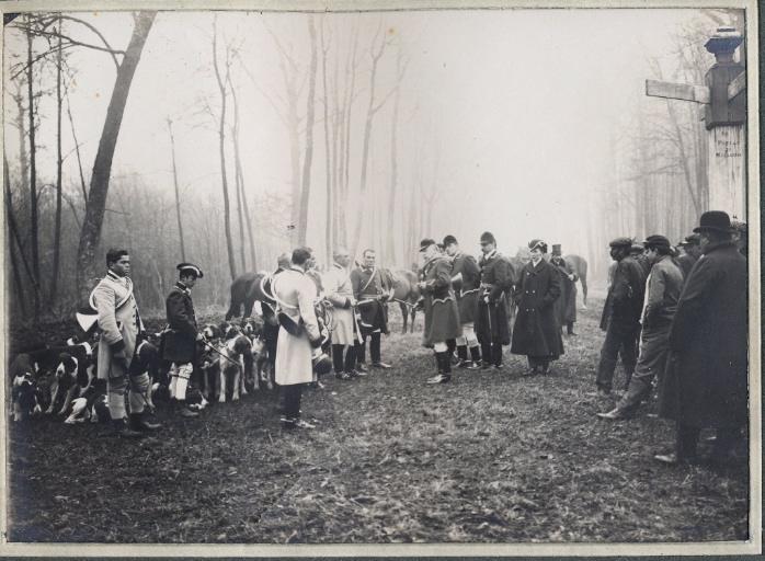 Photographie d'un album en maroquin vert comprenant 24 photographies : Equipage Par Monts et Vallons, le comte de Valon et le comte de Meffry pendant le rapport, Georges Royer, 1920 avant