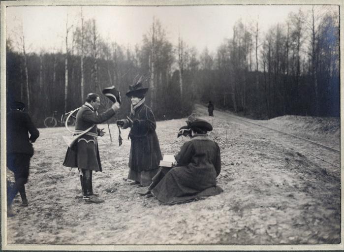 Photographie d'un album en maroquin vert comprenant 24 photographies : Equipage Par Monts et Vallons, salutation mondaine, Georges Royer, 1920 avant