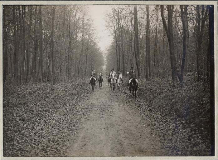 Photographie d'un album en maroquin vert comprenant 24 photographies : Equipage Par Monts et Vallons, veneurs au galop dans un chemin forestier, Georges Royer, 1920 avant