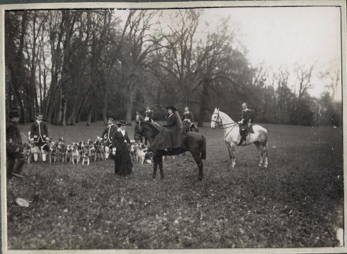 Photographie d'un album en maroquin vert comprenant 24 photographies : Equipage Par Monts et Vallons, jeune amazone, Georges Royer, 1920 avant