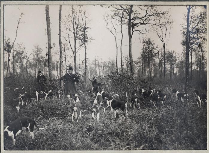 Photographie d'un album en maroquin vert comprenant 24 photographies : Equipage Par Monts et Vallons, hallali ; le comte de Valon de dos, Georges Royer, 1920 avant
