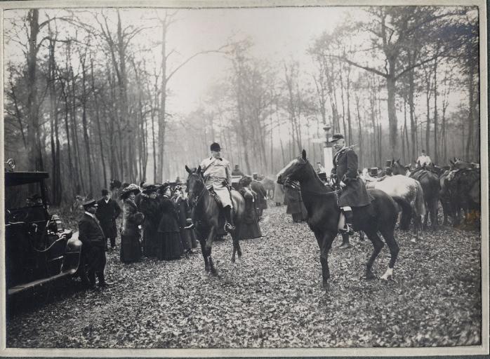 Photographie d'un album en maroquin vert comprenant 24 photographies : Equipage Par Monts et Vallons, le prince Murat et le comte de Valon à cheval, Georges Royer, 1920 avant