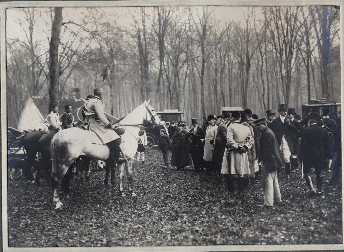 Photographie d'un album en maroquin vert comprenant 24 photographies : Equipage Par Monts et Vallons, le prince Murat et le comte de Valon face au piqueux Carle à cheval, Georges Royer, 1920 avant