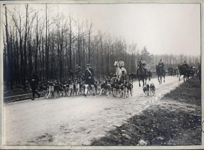 Photographie d'un album en maroquin vert comprenant 24 photographies : Equipage Par Monts et Vallons, valet de chiens et meute dans un chemin, Georges Royer, 1920 avant