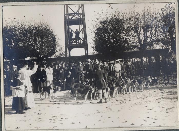 Photographie d'un album en maroquin vert comprenant 24 photographies. Equipage Par Monts et Vallons, Bertrand de Valon, Jacques Kulp et la marquise de Chasseloup Laubat lors d'une Saint Hubert à Fleurines, Georges Royer, 1920 avant