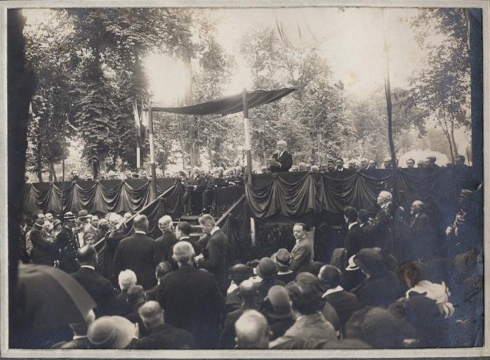 Photographie d'un album en maroquin vert comprenant 24 photographies : Equipage Par Monts et Vallons, discours officiel (?), Georges Royer, 1920 avant