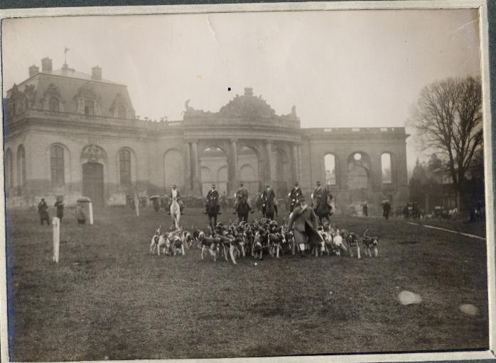 Photographie d'un album en maroquin vert comprenant 24 photographies : Equipage Par Monts et Vallons, la meute devant les grandes écuries de Chantilly, Georges Royer, 1920 avant