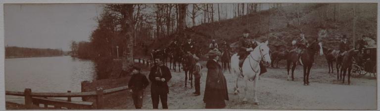 Photographie extraite d'un album de 23 photographies : l'équipage de Chantilly. Chasse aux étangs de Commelles ; à droite, la duchesse de Chartres_0