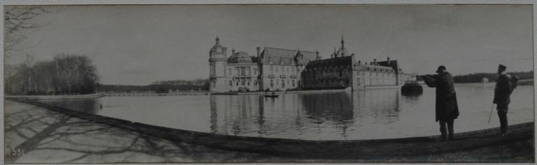 Photographie extraite d'un album de 23 photographies : l'équipage de Chantilly. Bat l'eau de cerf dans les douves du château de Chantilly ; le duc de Chartres sert l'animal à la carabine_0