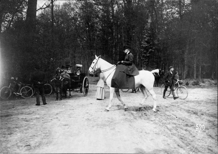 Photographie extraite d'un album de 56 photographies : équipages Chantilly et Par Monts et Vallons. La duchesse de Chartres, Eugène de Rozycki, 4e quart 19e siècle, 1er quart 20e siècle