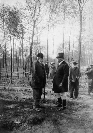 Photographie extraite d'un album de 56 photographies : équipages Chantilly et Par Monts et Vallons. Le duc de Chartres à gauche, Eugène de Rozycki, 4e quart 19e siècle, 1er quart 20e siècle