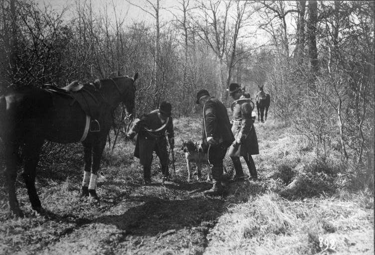 Photographie extraite d'un album de 56 photographies : équipages Chantilly et Par Monts et Vallons. Veneurs regardant les volcelets, Eugène de Rozycki, 4e quart 19e siècle, 1er quart 20e siècle