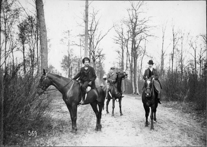 Photographie extraite d'un album de 56 photographies : équipages Chantilly et Par Monts et Vallons, Eugène de Rozycki, 4e quart 19e siècle, 1er quart 20e siècle