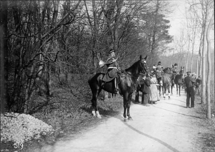 Photographie extraite d'un album de 56 photographies : équipages Chantilly et Par Monts et Vallons. Veneurs sonnant, Eugène de Rozycki, 4e quart 19e siècle, 1er quart 20e siècle