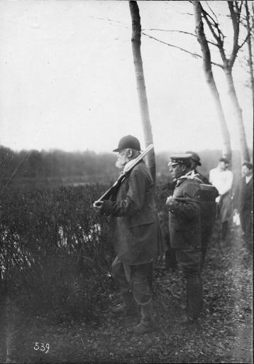 Photographie extraite d'un album de 56 photographies : équipages Chantilly et Par Monts et Vallons. Le duc de Chartres, Eugène de Rozycki, 4e quart 19e siècle, 1er quart 20e siècle