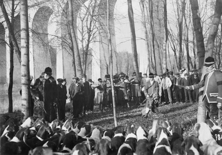 Photographie extraite d'un album de 56 photographies : équipages Chantilly et Par Monts et Vallons. Piqueux présentant la nappe lors de la curée ; duc de Chartres à gauche_0