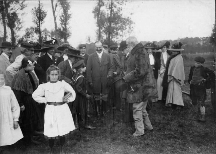 Photographie extraite d'un album de 56 photographies : équipages Chantilly et Par Monts et Vallons. Le duc de Chartres au centre, Eugène de Rozycki, 4e quart 19e siècle, 1er quart 20e siècle