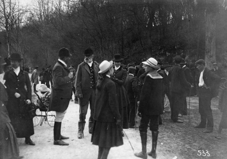 Photographie extraite d'un album de 56 photographies : équipages Chantilly et Par Monts et Vallons. le duc de Chartres au centre, Eugène de Rozycki, 4e quart 19e siècle, 1er quart 20e siècle