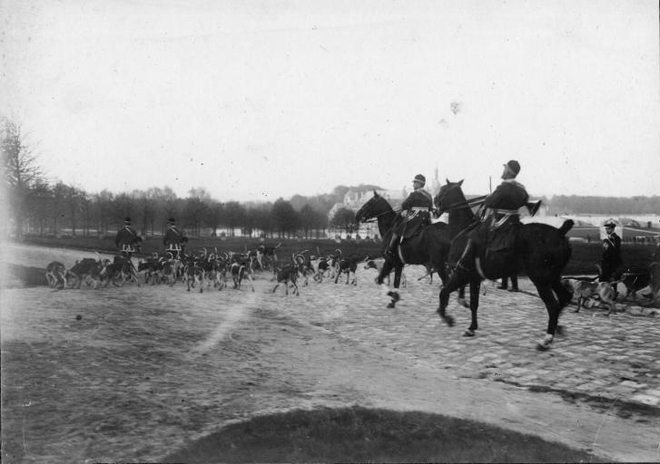 Photographie extraite d'un album de 56 photographies : équipages Chantilly et Par Monts et Vallons, Eugène de Rozycki, 4e quart 19e siècle, 1er quart 20e siècle