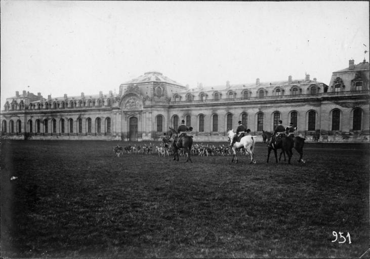 Photographie extraite d'un album de 56 photographies : équipages Chantilly et Par Monts et Vallons devant les grandes écuries du château de Chantilly, Eugène de Rozycki, 4e quart 19e siècle, 1er quart 20e siècle