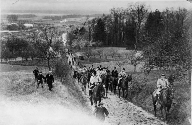 Photographie extraite d'un album de 56 photographies : équipages Chantilly et Par Monts et Vallons, Eugène de Rozycki, 4e quart 19e siècle, 1er quart 20e siècle