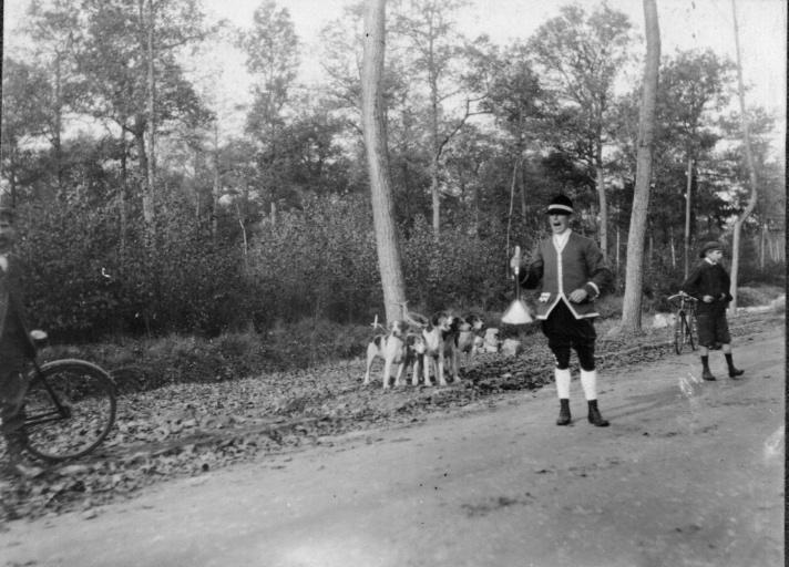 Photographie extraite d'un album de 56 photographies : équipages Chantilly et Par Monts et Vallons. Piqueux et ses chiens, Eugène de Rozycki, 4e quart 19e siècle, 1er quart 20e siècle