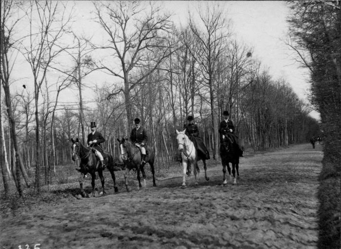 Photographie extraite d'un album de 56 photographies : équipages Chantilly et Par Monts et Vallons. Deux cavaliers, la duchesse de Chartres et la princesse Waldemar de Danemark, Eugène de Rozycki, 4e quart 19e siècle, 1er quart 20e siècle