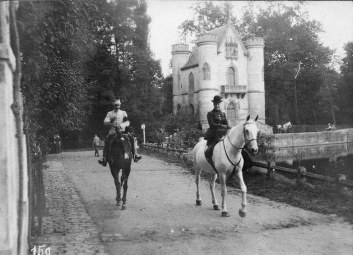 Photographie extraite d'un album de 56 photographies : équipages Chantilly et Par Monts et Vallons. Un officier et la duchesse de Chartres devant le château de la Reine-Blanche aux étangs de Commelles, Eugène de Rozycki, 4e quart 19e siècle, 1er quart 20e siècle