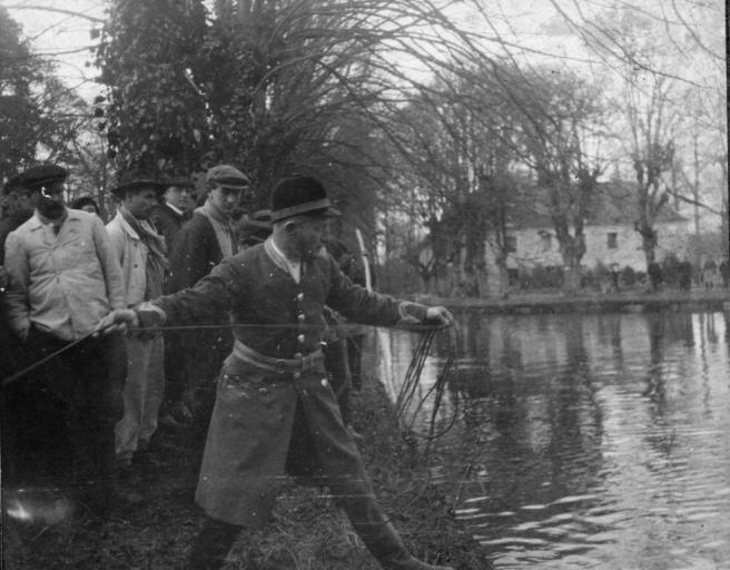 Photographie extraite d'un album de 56 photographies : équipages Chantilly et Par Monts et Vallons. Piqueux s'affairant lors d'un bat l'eau, Eugène de Rozycki, 4e quart 19e siècle, 1er quart 20e siècle