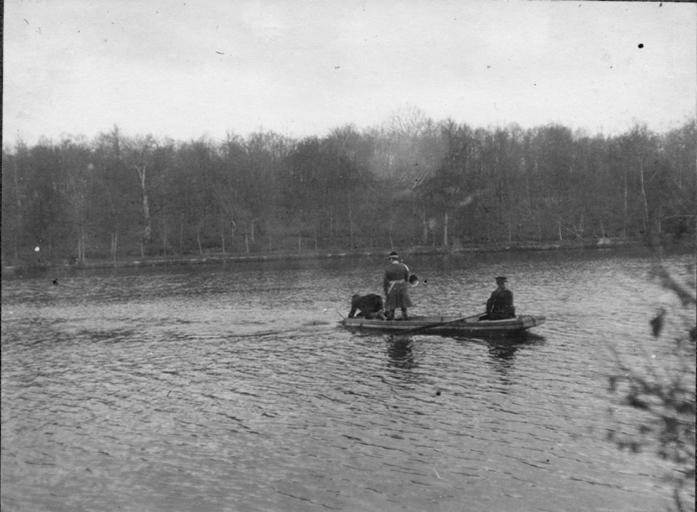 Photographie extraite d'un album de 56 photographies : équipages Chantilly et Par Monts et Vallons. Bat l'eau, Eugène de Rozycki, 4e quart 19e siècle, 1er quart 20e siècle