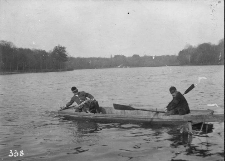 Photographie extraite d'un album de 56 photographies : équipages Chantilly et Par Monts et Vallons. Veneurs ramenant la dépouille du cerf, Eugène de Rozycki, 4e quart 19e siècle, 1er quart 20e siècle