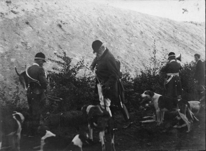 Photographie extraite d'un album de 56 photographies : équipages Chantilly et Par Monts et Vallons. Duc de Chartres, Eugène de Rozycki, 4e quart 19e siècle, 1er quart 20e siècle