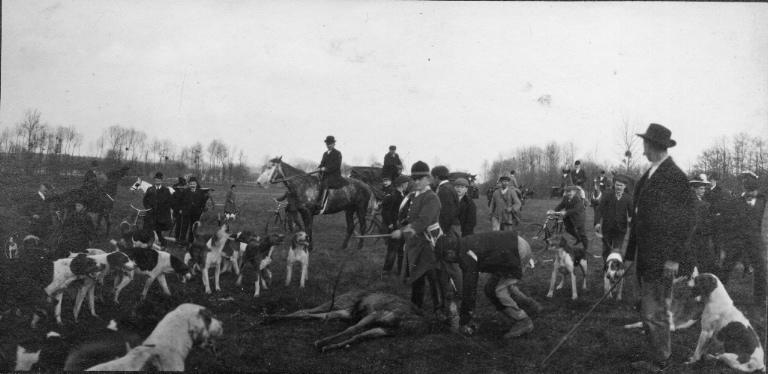 Photographie extraite d'un album de 56 photographies : équipages Chantilly et Par Monts et Vallons. La curée, Eugène de Rozycki, 4e quart 19e siècle, 1er quart 20e siècle