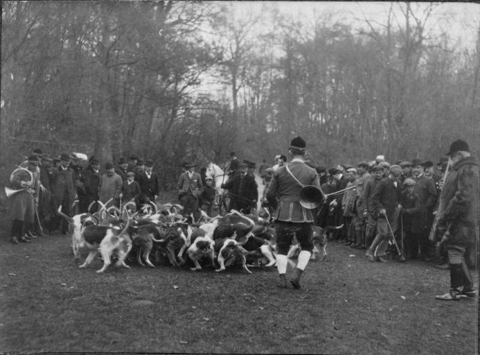 Photographie extraite d'un album de 56 photographies : équipages Chantilly et Par Monts et Vallons. La curée, Eugène de Rozycki, 4e quart 19e siècle, 1er quart 20e siècle