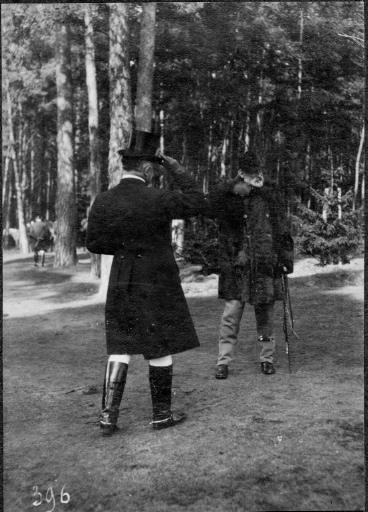 Photographie extraite d'un album de 56 photographies : équipages Chantilly et Par Monts et Vallons. Le duc de Chartres, Eugène de Rozycki, 4e quart 19e siècle, 1er quart 20e siècle