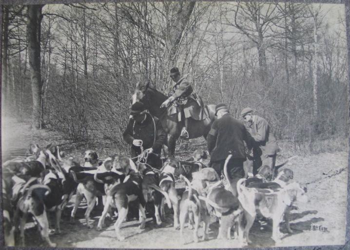 Equipage du duc de Chartres. Veneurs et la meute_0