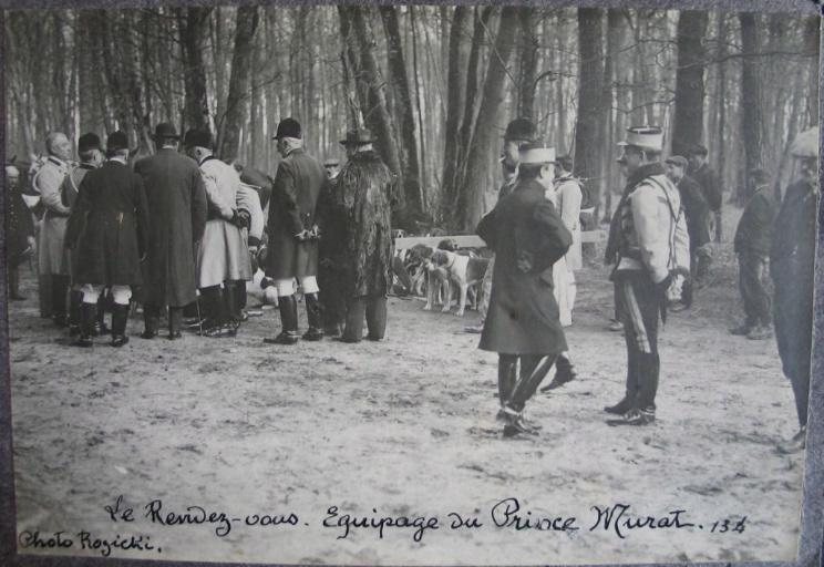 Equipage du prince Murat, rallye Chambly. Rendez-vous. Des dos auprès d'un invité en pelisse, le comte de Valon, Eugène de Rozycki, 1920 vers