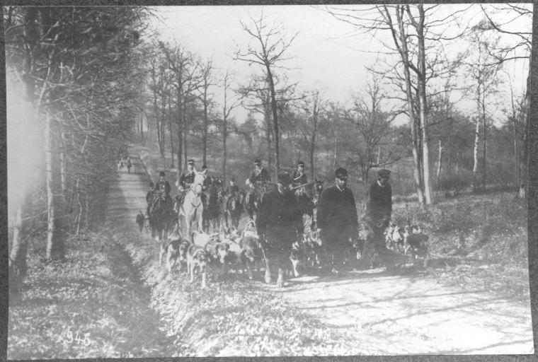 Photographie extraite d'un album de 32 photographies : équipage du duc de Chartres, Chantilly. Veneurs et la meute, Eugène de Rozycki, 1894-1910