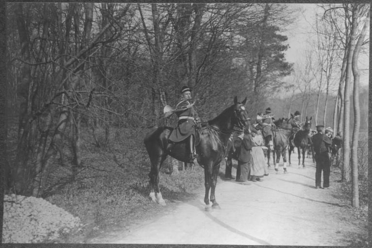 Photographie extraite d'un album de 32 photographies : équipage du duc de Chartres, Chantilly. Piqueux sonnant aux étangs de Commelles, 1894-1910