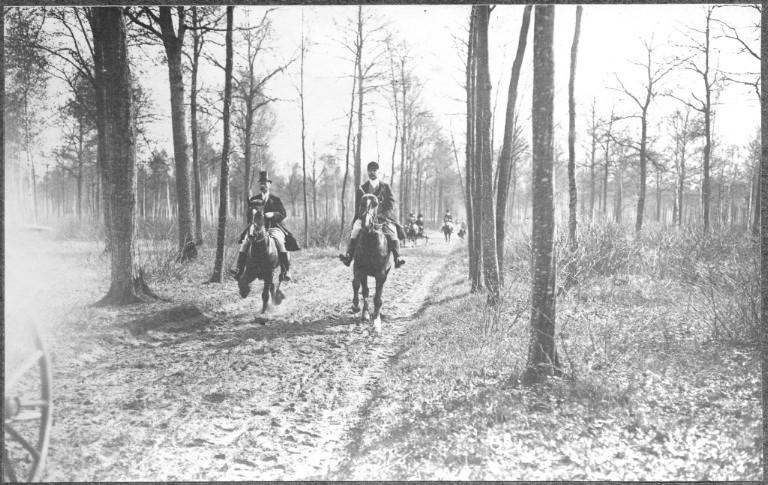 Photographie extraite d'un album de 32 photographies : équipage du duc de Chartres, Chantilly. Henri Texier à gauche_0
