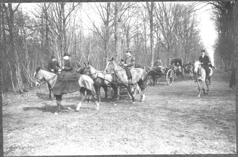 Photographie extraite d'un album de 32 photographies : équipage du duc de Chartres, Chantilly. Veneurs en forêt_0